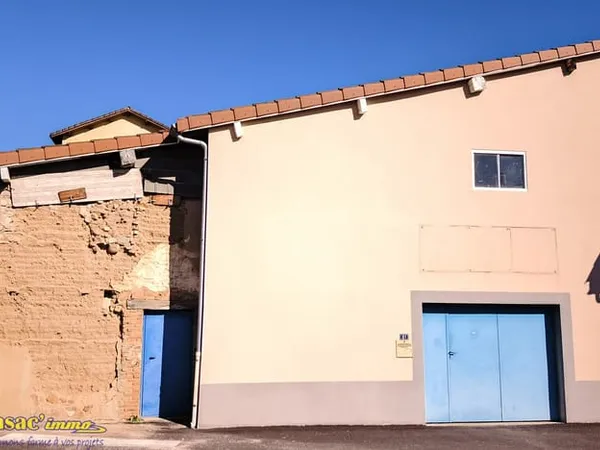 À Thiers secteur Le Fau, bâtiment à usage de dépôt.