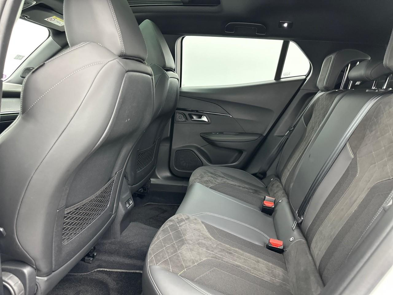 Peugeot 2008 puretech 155 s&s eat8 gt — photo 12