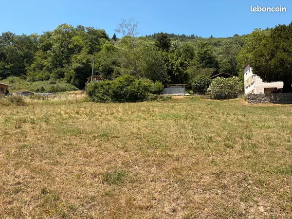 Terrain constructible 1 052 m² - Exposition sud