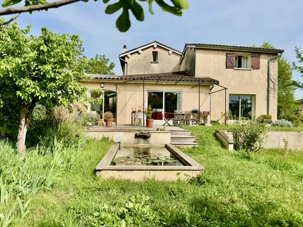 Maison de charme du XIXe siècle, esprit campagne, jardin arboré
