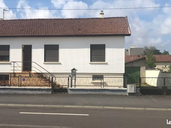 MAISON de 87 M2 (Plein pied sur s/sol demi enterré. Climatisée, isolée et dotée d'une PAC récente)