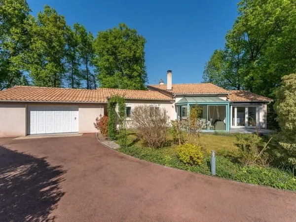 Maison familiale économe en énergie - Piscine couverte, grand jardin et double garage