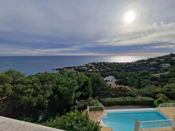 Villa 4 appartements vue mer à vendre aux Issambres (83)