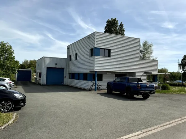 local commercial/artisannal, 300M² sur 1213 m² de terrain.