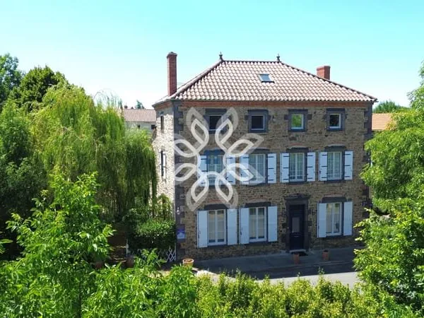 Grande maison en pierre avec cuisine pro Idéale projet restaurant ou chambres d'hôtes Proche A75