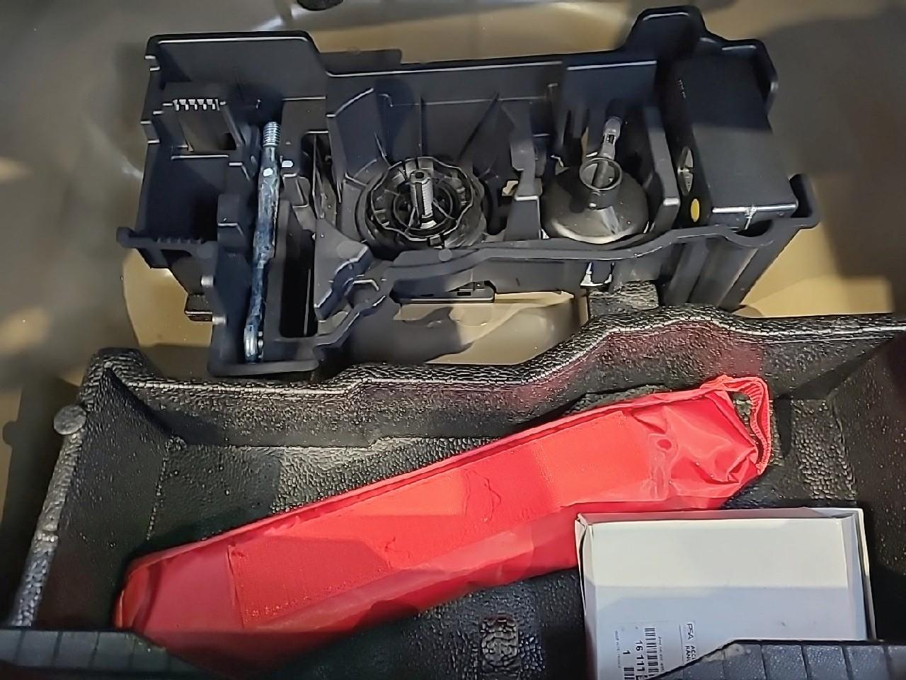 Peugeot 2008 puretech 100 s&s bvm6 active — photo 25