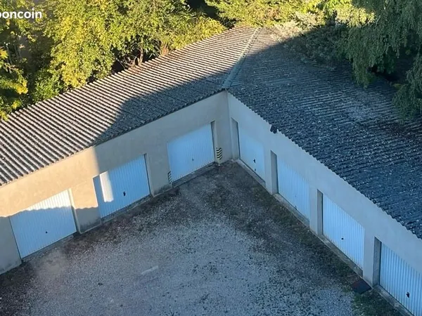 Garage box fermé à louer -centre Ferney-Voltaire, proche bus 60 /66
