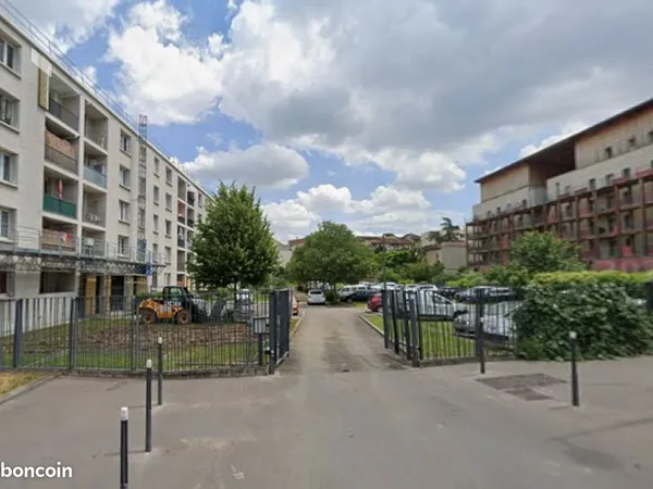 Location place de parking sécurisée (portail à l'entrée - ouverture avec bip)