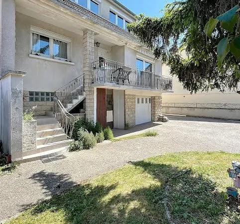 Immeuble mixte entrepot, bureaux, garage, parking.  Habitation