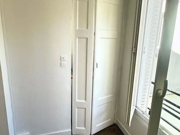 Studio 15 m² clair et calme, sixième étage, Paris XXe. La campagne à Paris.