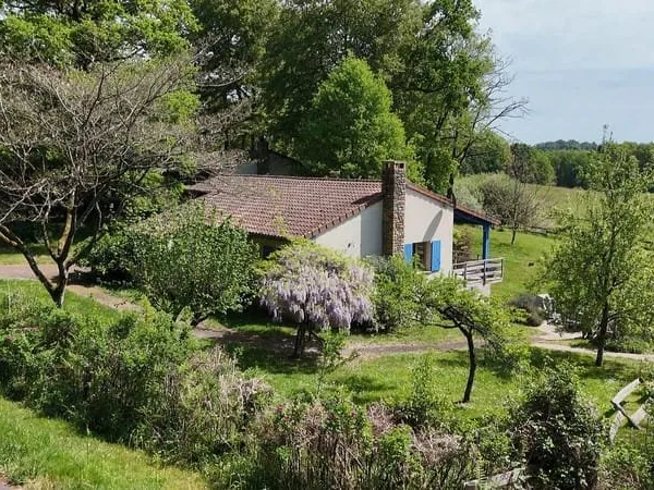 Maison de plain-pied située à côté d'un Château avec toutes ses facilités.