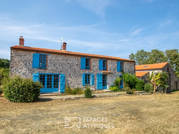Longère de caractère et sa grange à révéler sur un domaine bucolique avec étang à Beaulieu-sous-la-R