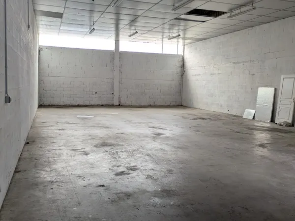 Local d'activité 2 pièces 200 m²