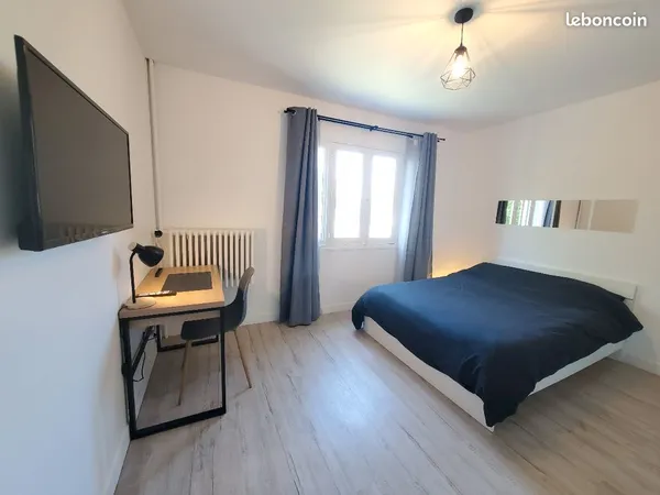 Superbe Chambre Meublée entièrement rénovée et suréquipée, Douche et WC privatifs, grand Jardin et P