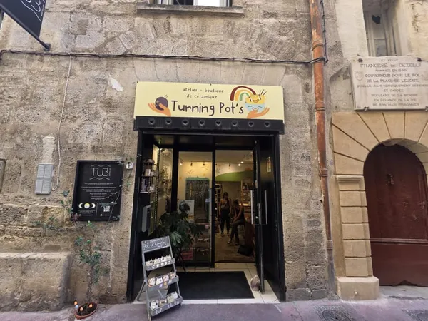 MONTPELLIER - PLACE SAINTE-ANNE - BOUTIQUE-ATELIER 25 M² À L'ENTRÉE D'UN SPEAKEASY