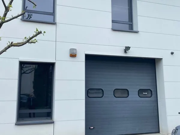 Local Activité et bureau étage - 230m²