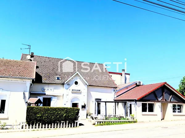 Rare, ce bel ensemble commercial comprenant un vaste restaurant traditionnel réputé et son apparteme
