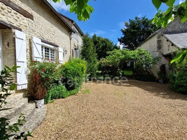 Dpt Essonne (91), à vendre proche de Méréville propriété 8 pièces avec maisonnette, jardin clos, cav