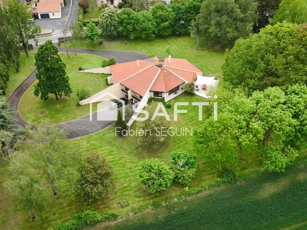 Maison d'architecte de 228 m2 édifiée sur une propriété de 7711 m2 dont 2327 m2 borné et constructib
