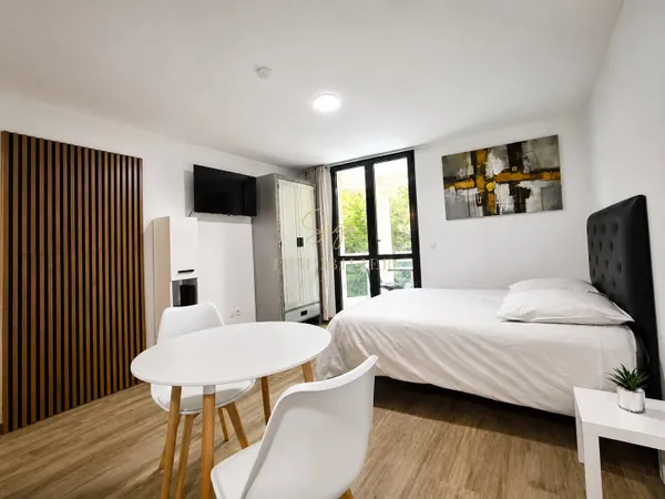 Studio de 25m2 avec balcon Emplacement à 300m du port
