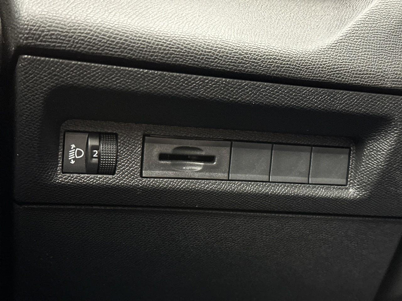 Peugeot 308 hybrid 145 e-dcs6 allure — photo 17