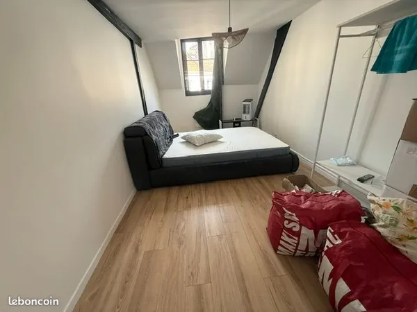 Très belle chambre à louer au centre ville à proximité des commerces, gare, Mairie et autres
