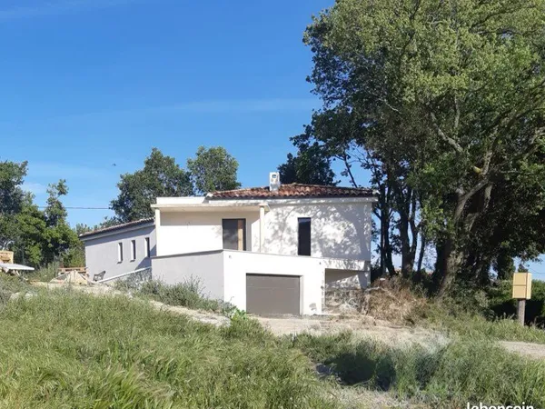 Pélissanne aux pieds des collines