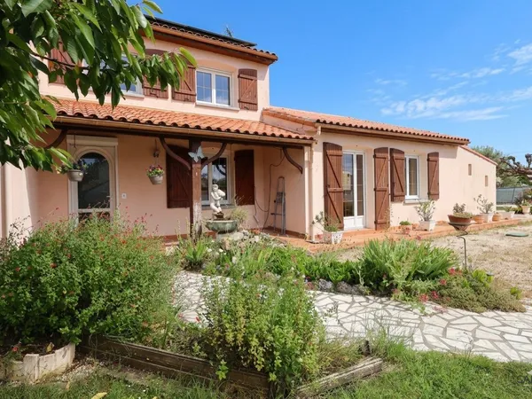 Maison avec piscine située à Saujon