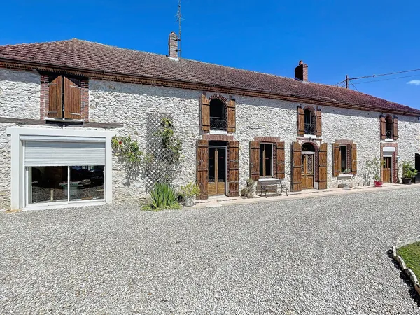 Longère de plus de 300 m² habitable, entièrement restaurée
