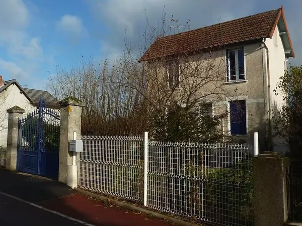 COULANGES LES NEVERS — Maison de 3 pièces avec jardin clos et dépendances