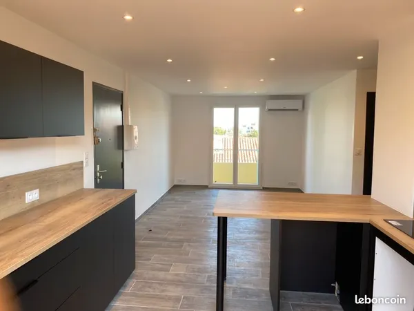 Hyères centre - T3 rénové de 55 m² avec 2 balcons, garage et parking - location vide