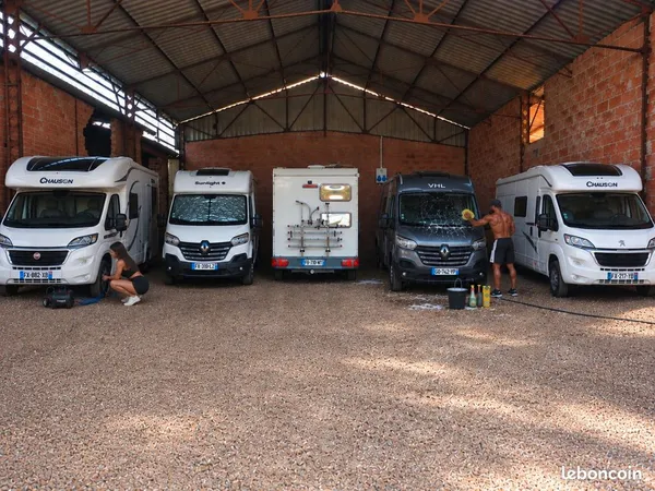 Parking de camping car/Hivernage,moto, voiture de collection, engins agricoles