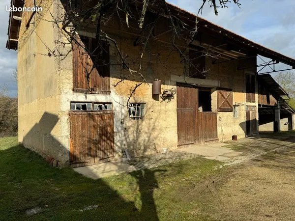 Grange en pisé à réinventer - 150 m² au sol - parcelle de 900 m² - exposition sud-ouest - zone uaa