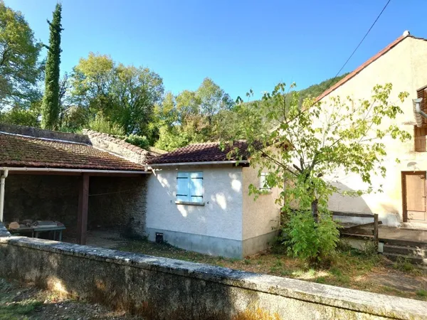 Maison de village avec studio, terrasse et extérieur
