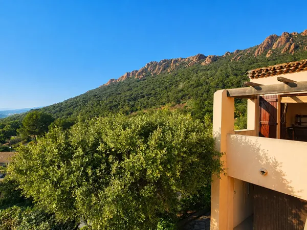 Villa A Fort Potentiel Avec Vue Degagee Sur Les Roches Rouges
