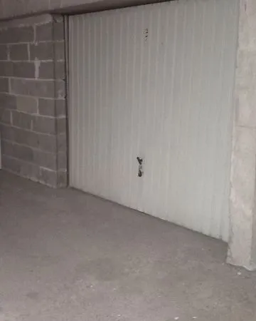 Très grand garage sécurisé