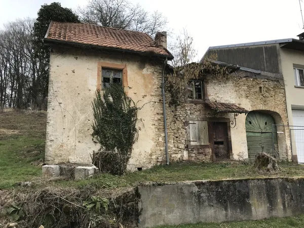 Girardi Immobilier vous présente cette ferme à rénover secteur Héricourt sur 1583 m2 de terrain