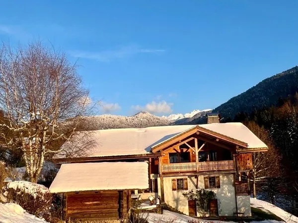 Secteur la clusaz - ferme du xixe siècle entre la montagne, la forêt et la rivière
