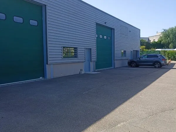 Entrepot 375 M2 à proximité de l'A450