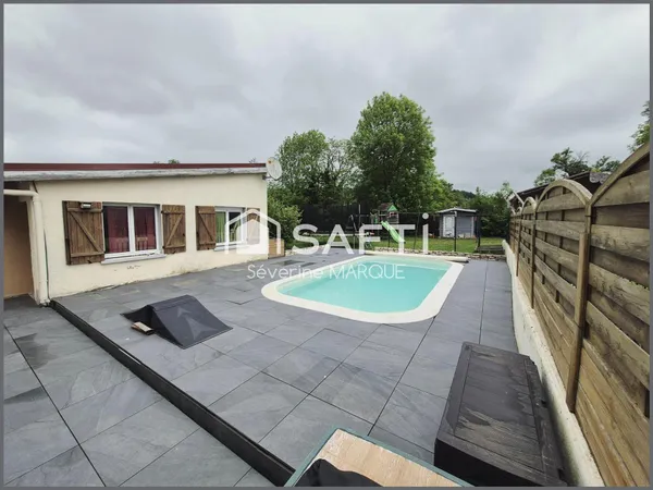 Maison de Village avec garage, jardin et piscine.