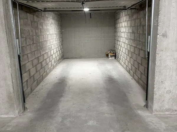 Garage fermé 17 m² avec prise recharge véhicule électrique - Annecy proche Courier et Gare