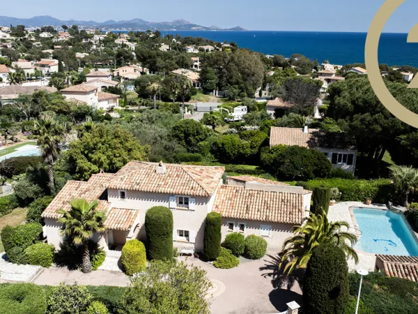 VENTE - LES ISSAMBRES - APERÇU MER VILLA AU CALME PROCHE DES PL