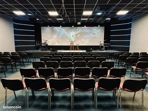 ESPACE 300 m² À LOUER À OULLINS - ÉGLISE, ÉVÉNEMENTS, CONFÉRENCES