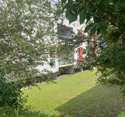 T2 meuble label BBC 55 m2 avec balcon et 2 parkings