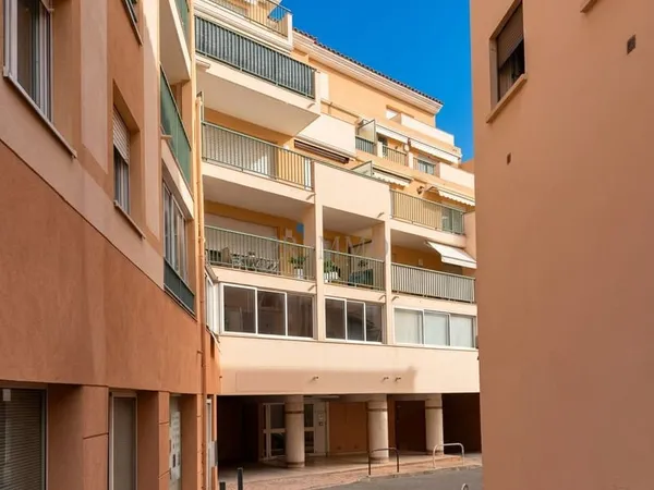 APPARTEMENT 3 PIECES COEUR DE SAINT RAPHAEL - GARAGE ET CAVE