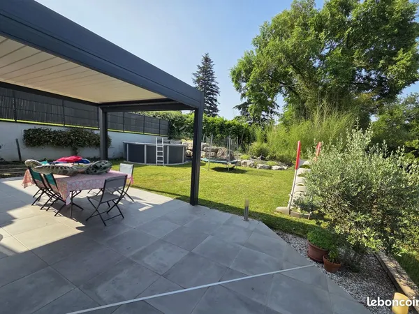 Maison d'environ 135 m² avec pergola bioclimatique