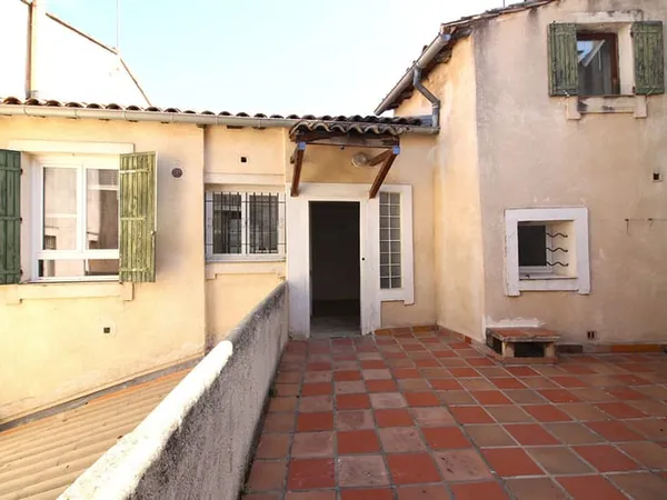 EXCLUSIVITE NIMES CENTRE VILLE Appartement P3 d'environ 73m² avec une terrasse à rénover