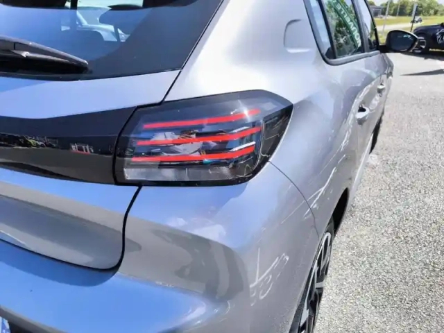 Peugeot 208 turbo 100 ch bvm6 — photo 17