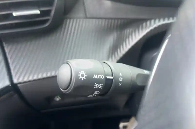 Peugeot 208 hybrid 100 e-dcs6 — photo 26