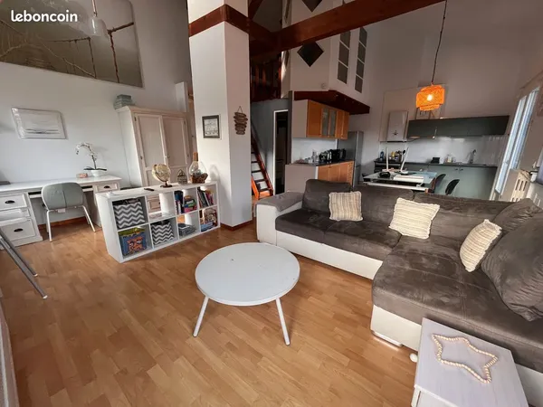 Appartement haut de villa esprit loft proche CV